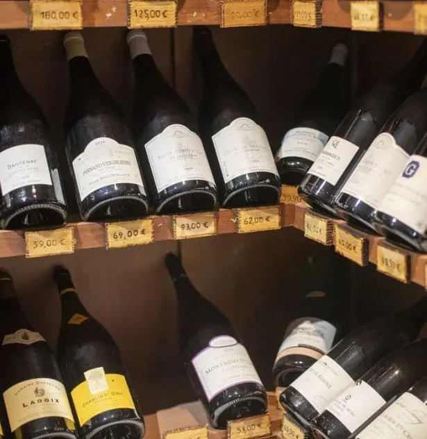 Large choix de bouteilles de vin et grands crus de Bourgogne exposés dans la cave As du Vin à Dijon.